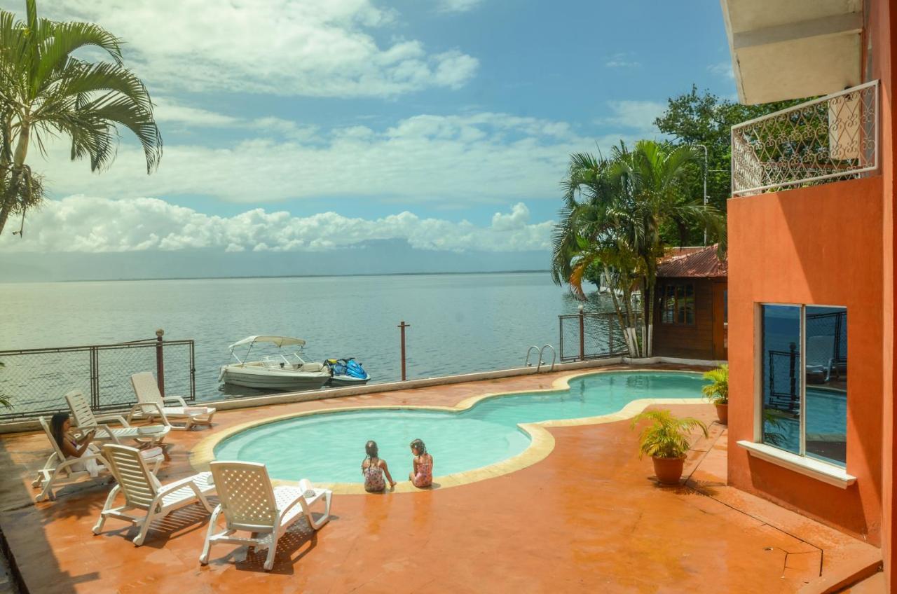 Chalet Castillo El Estor Exterior photo