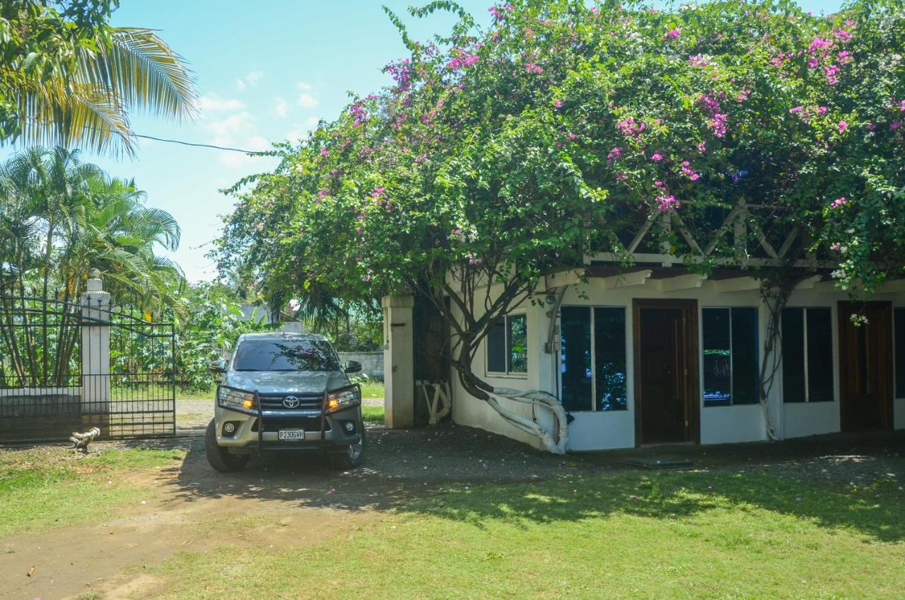 Chalet Castillo El Estor Exterior photo