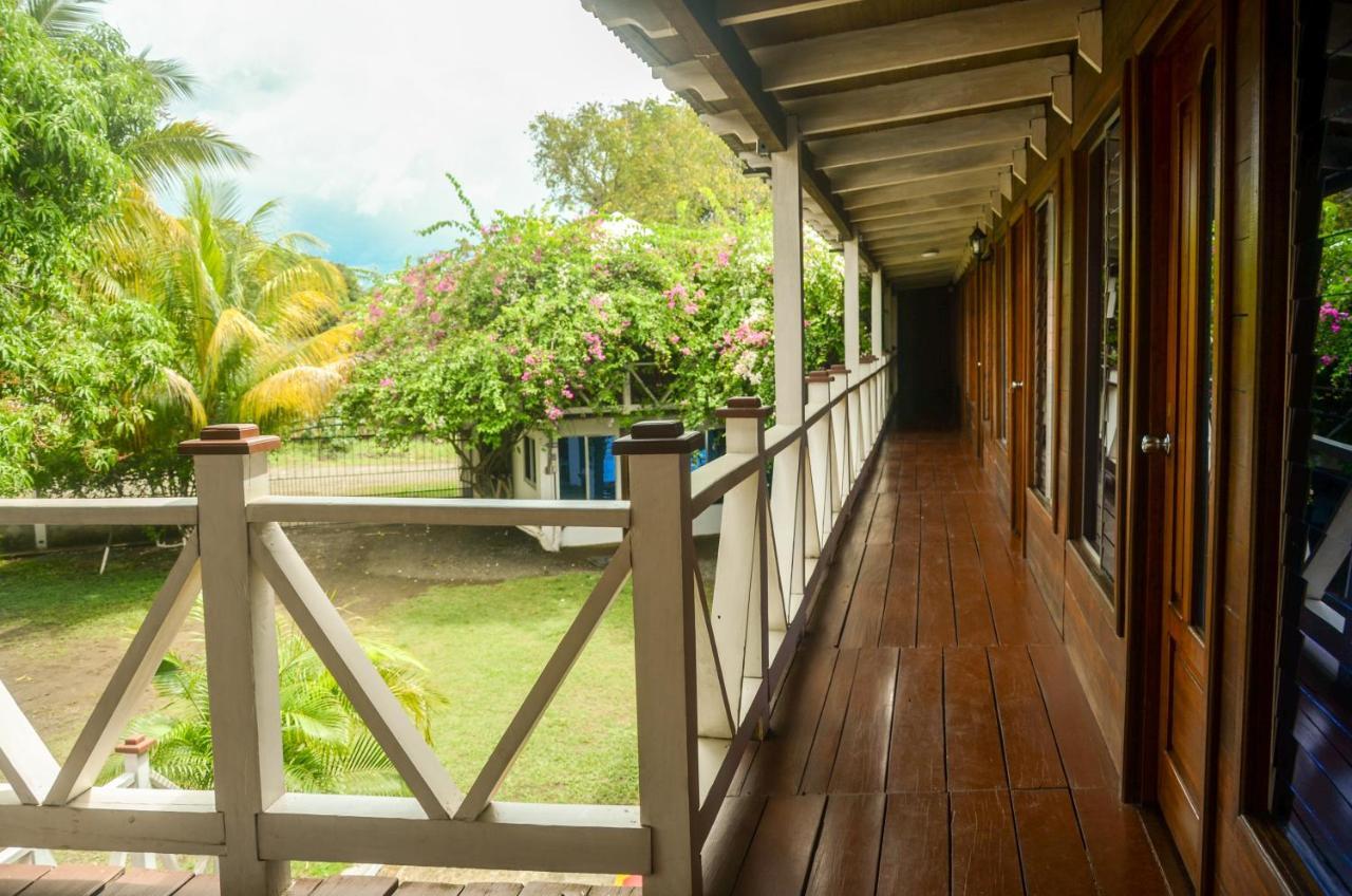 Chalet Castillo El Estor Exterior photo