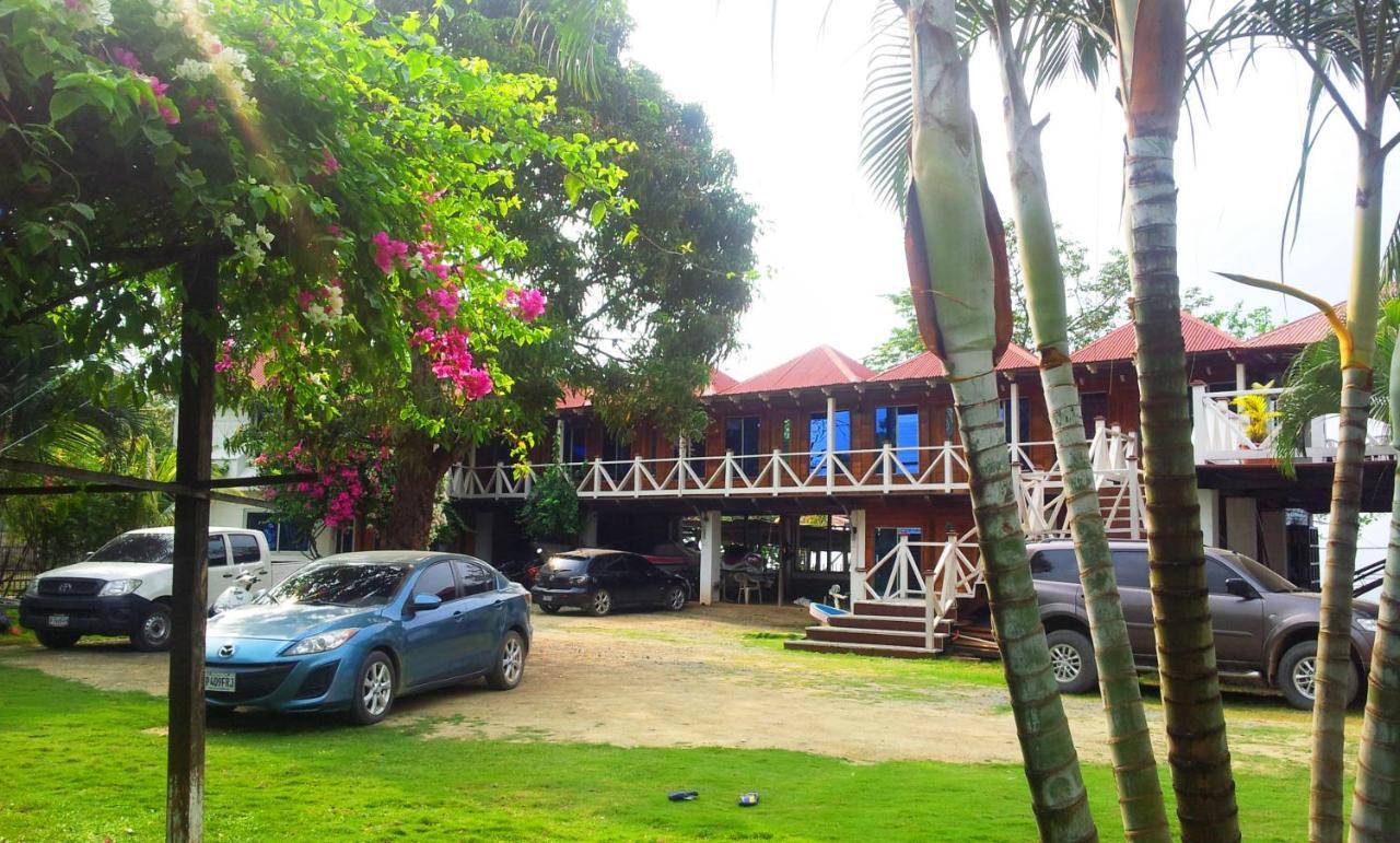 Chalet Castillo El Estor Exterior photo